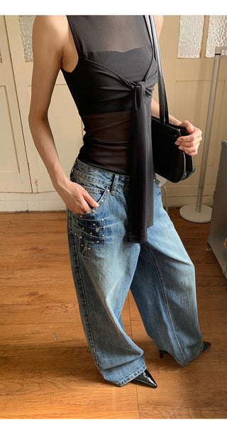 black sleeveless vest