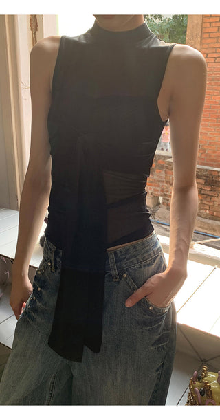 black sleeveless vest