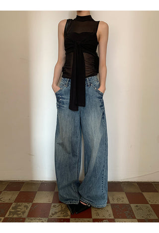 black sleeveless vest