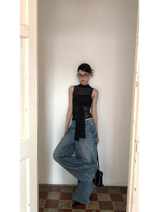 black sleeveless vest