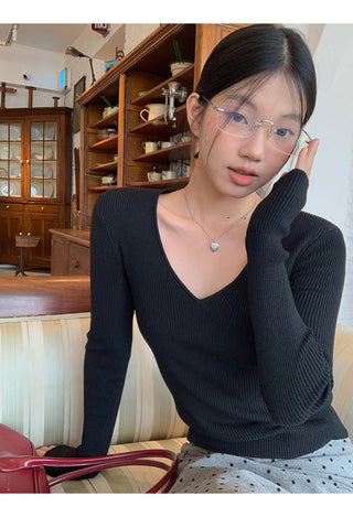black V-neck sweater 01