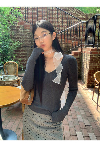 black V-neck sweater 01