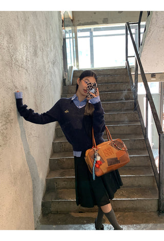 blue knitted bottoming shirt