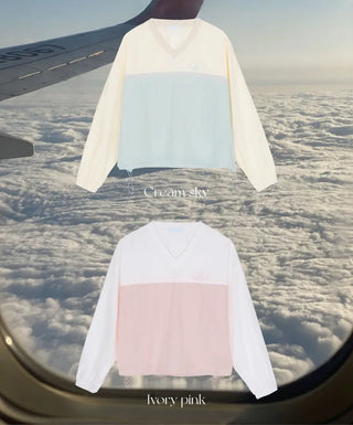 Loose-fit V-neck sweatshirt (2c)