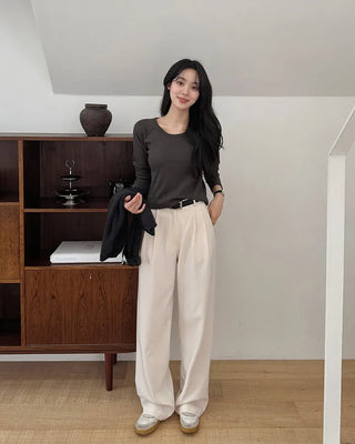 Leg-lengthening pintuck wide slacks