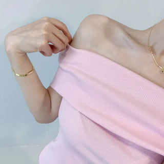 Figure-flattering, stretchy ribbed off-shoulder rounded slim-fit short-sleeve t-shirt