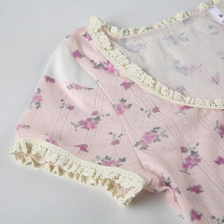 Short sleeve lace hem flower applique print textured crop top
