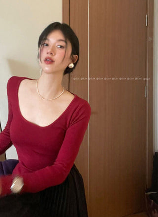 U -collar slim long sleeve top