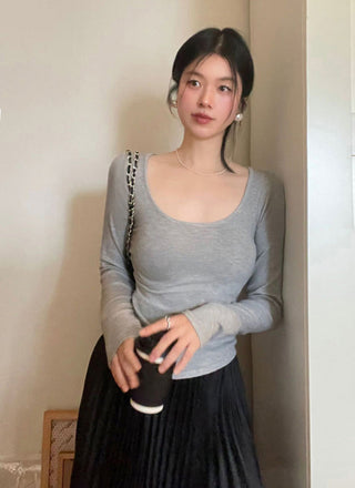 U -collar slim long sleeve top