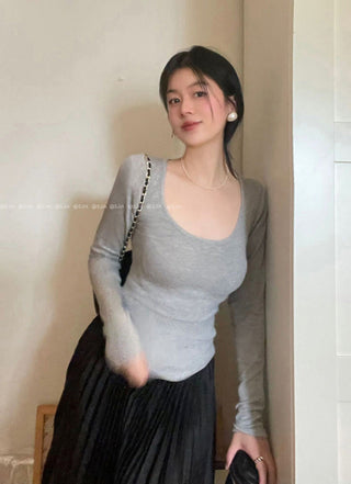 U -collar slim long sleeve top