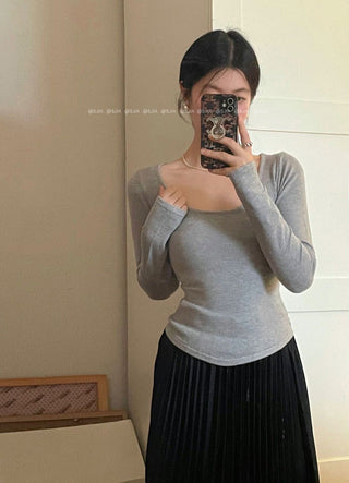 U -collar slim long sleeve top