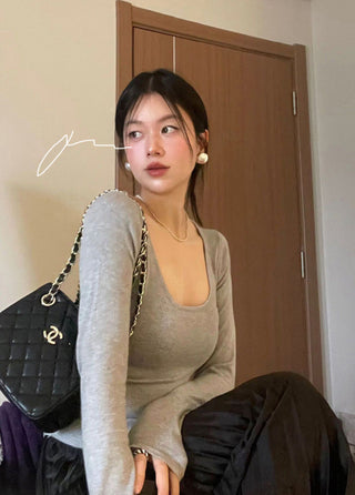 U -collar slim long sleeve top