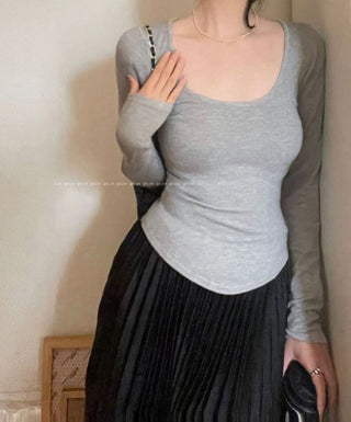 U -collar slim long sleeve top