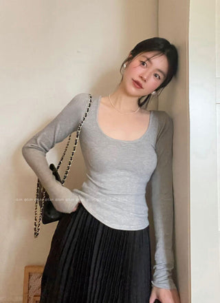 U -collar slim long sleeve top