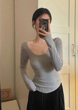 U -collar slim long sleeve top