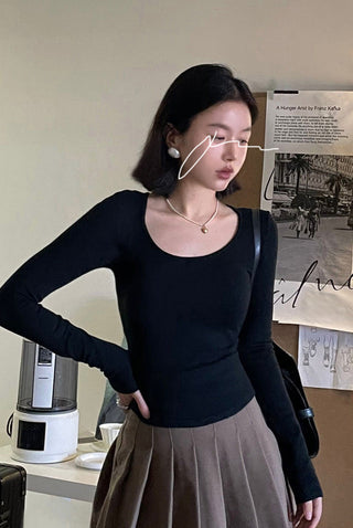 U -collar slim long sleeve top