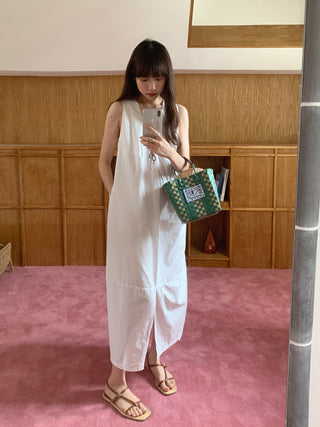 Solid color sleeveless loose dress