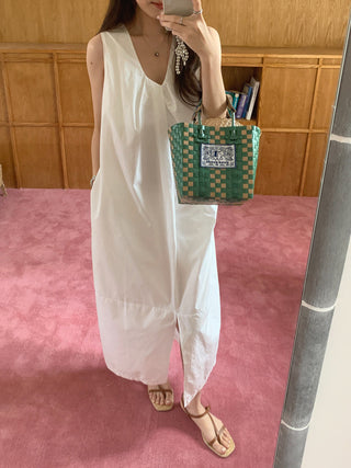 Solid color sleeveless loose dress