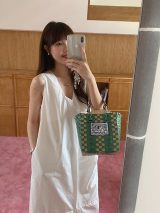 Solid color sleeveless loose dress