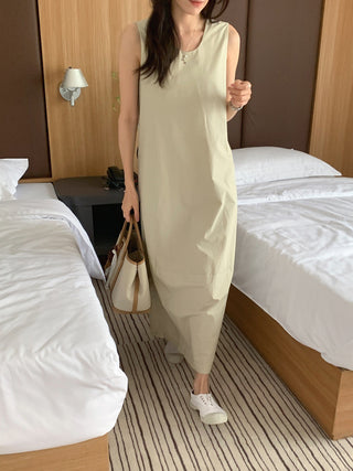 Solid color sleeveless loose dress