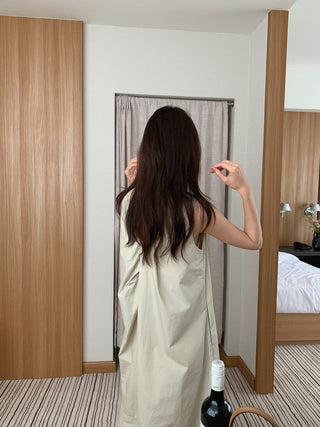 Solid color sleeveless loose dress
