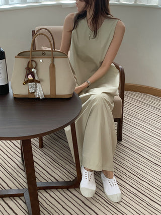 Solid color sleeveless loose dress