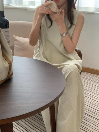 Solid color sleeveless loose dress