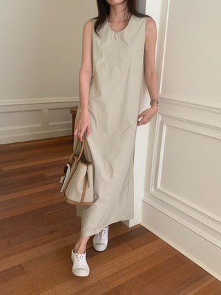 Solid color sleeveless loose dress