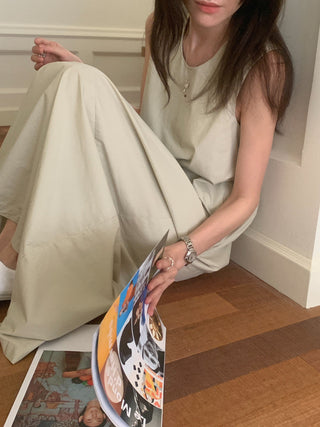 Solid color sleeveless loose dress