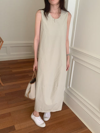Solid color sleeveless loose dress