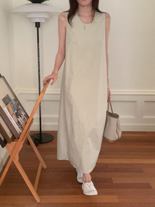 Solid color sleeveless loose dress