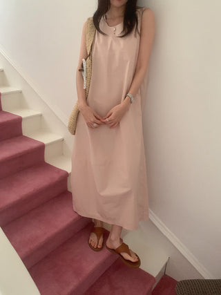 Solid color sleeveless loose dress
