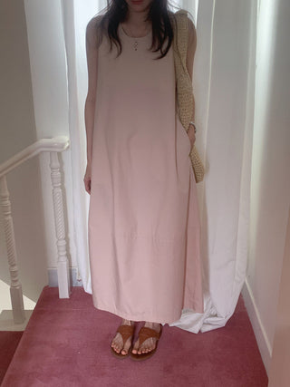 Solid color sleeveless loose dress