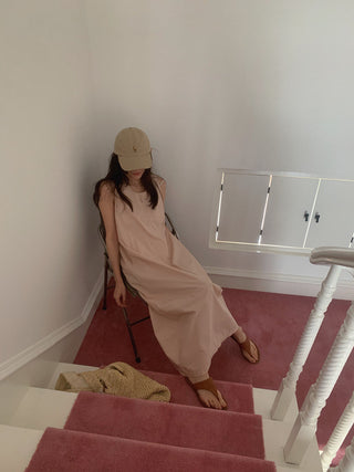 Solid color sleeveless loose dress