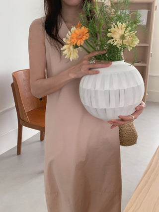 Solid color sleeveless loose dress