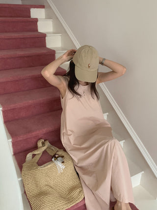 Solid color sleeveless loose dress
