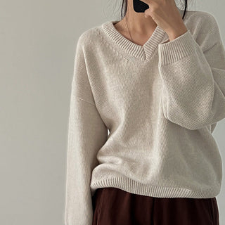 Loose V-neck knitted sweater
