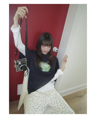 apple print tee