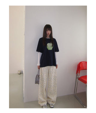 apple print tee