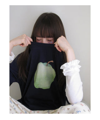 apple print tee
