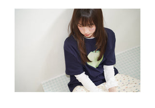 apple print tee