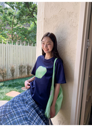 apple print tee