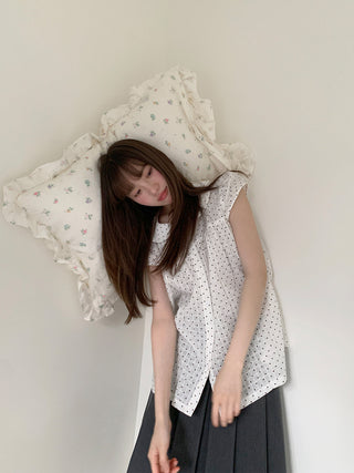 polka dot collar