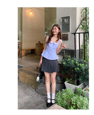gray pleated skirt