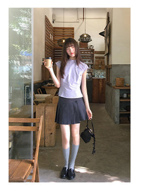 gray pleated skirt