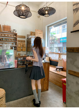 gray pleated skirt