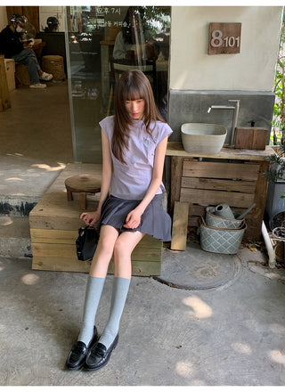 gray pleated skirt
