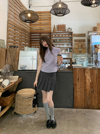 gray pleated skirt