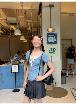 gray pleated skirt