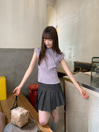 gray pleated skirt